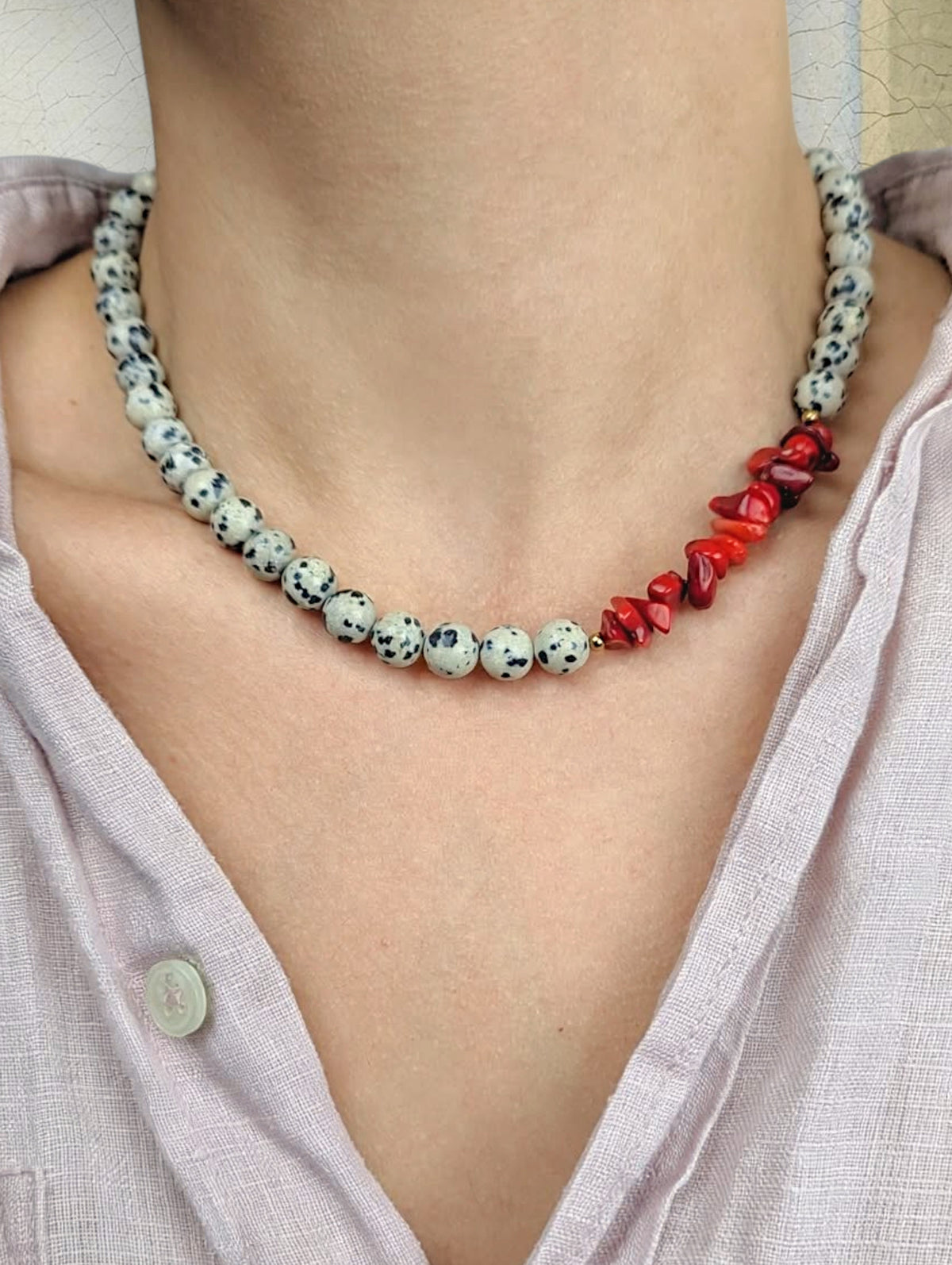 Naszyjnik Cherry Spot na modelce — jaspis dalmatyński i koral