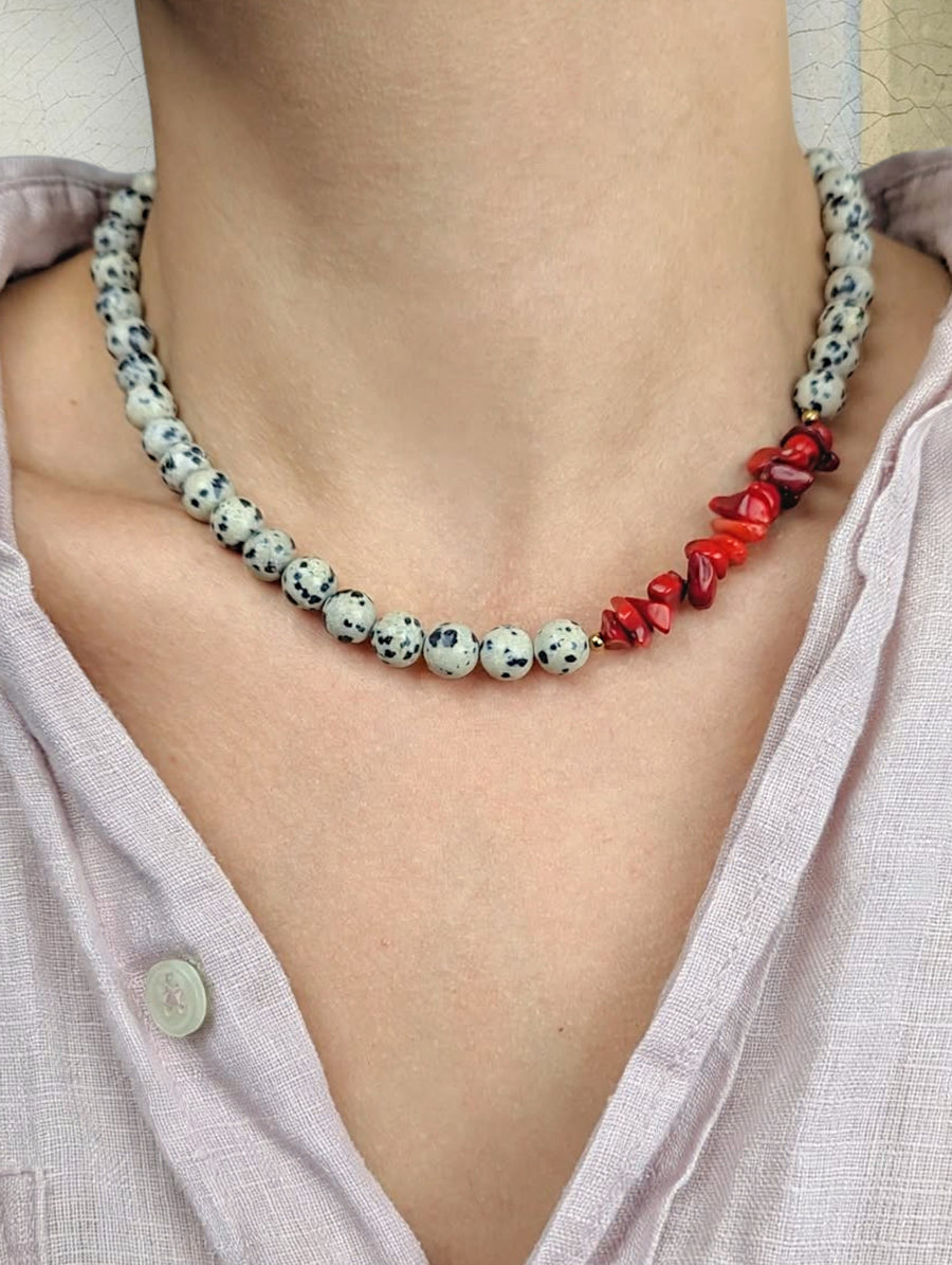 Naszyjnik Cherry Spot na modelce — jaspis dalmatyński i koral