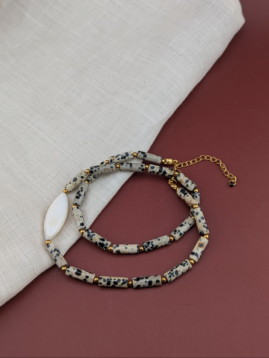 Naszyjnik Dotty — jaspis dalmatyński, złote kuleczki i muszla