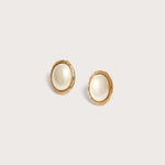 Kolczyki Pearl Cameo — owalna perła syntetyczna w plecionej złotej oprawie
