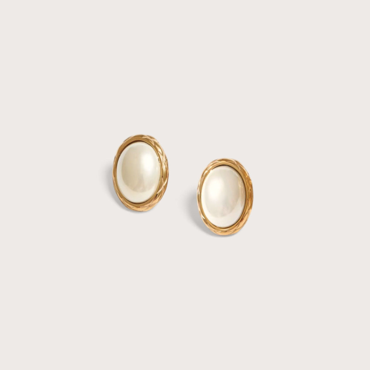Kolczyki Pearl Cameo — owalna perła syntetyczna w plecionej złotej oprawie