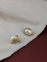 Kolczyki Pearl Cameo — widoczne zapięcie sztyftowe push-back