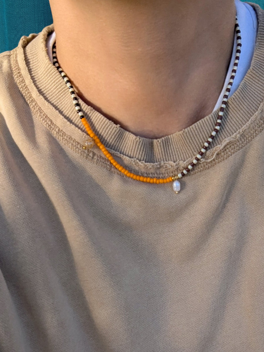 Naszyjnik Tangerine na modelce — pomarańczowe koraliki z perłą